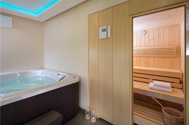 5 bedroom villa with pool near Pula, sleeps 10-12