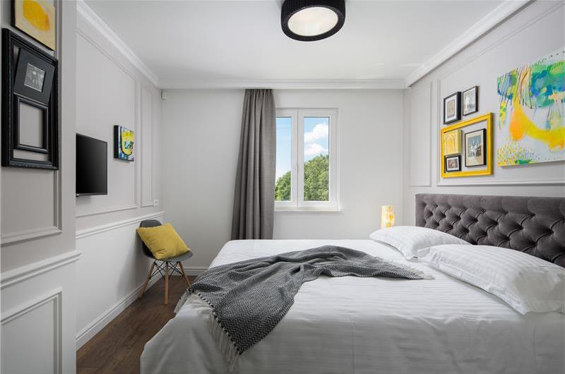 5 bedroom villa with pool near Pula, sleeps 10-12