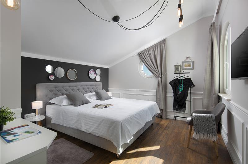 5 bedroom villa with pool near Pula, sleeps 10-12