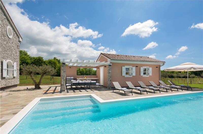 5 bedroom villa with pool near Pula, sleeps 10-12
