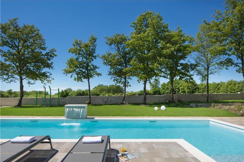 5 bedroom villa with pool near Pula, sleeps 10-12