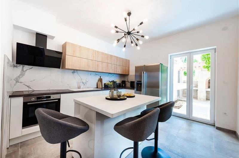 3 bedroom villa with infinity pool in Mlini, sleeps 6