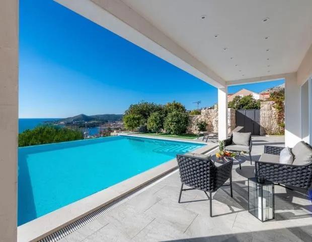 3 bedroom villa with infinity pool in Mlini, sleeps 6