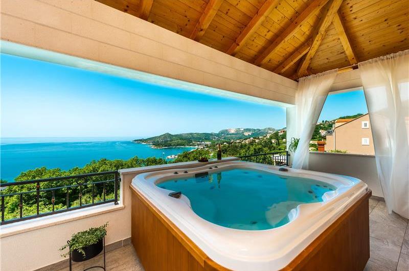 3 bedroom villa with infinity pool in Mlini, sleeps 6