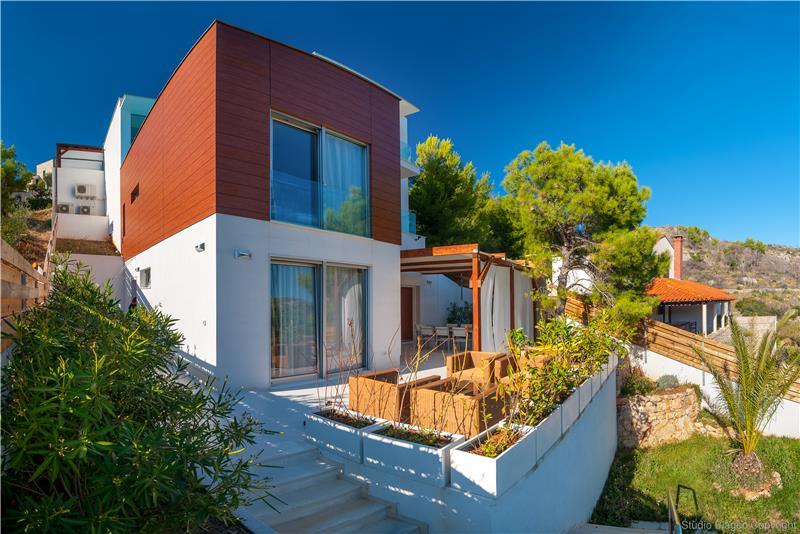 Beachfront villa in Milna, photograph 7