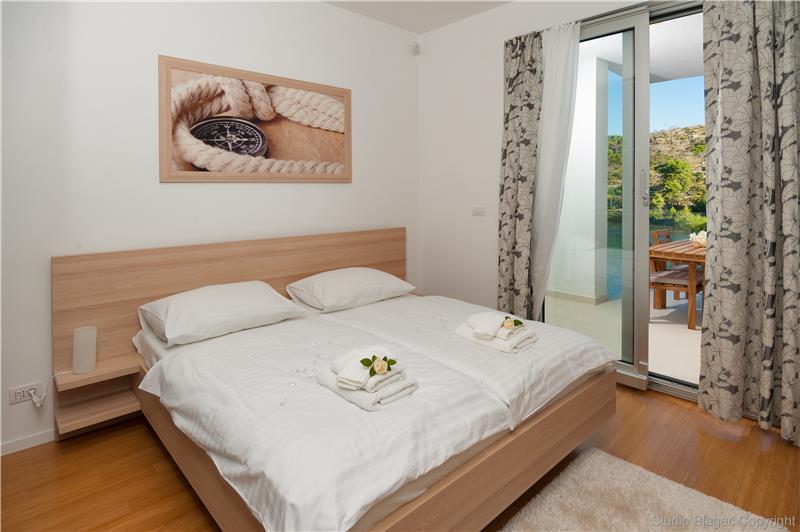 Beachfront villa in Milna, photograph 14