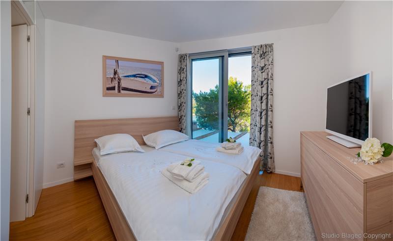 Beachfront villa in Milna, photograph 18
