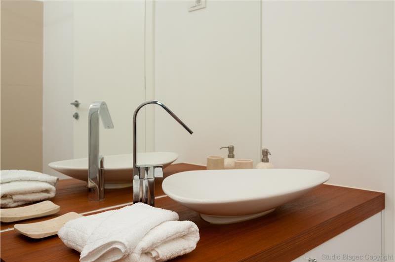 5 bedroom villa with heated infinity pool and sea views near Milna, Brac Island, sleeps 10