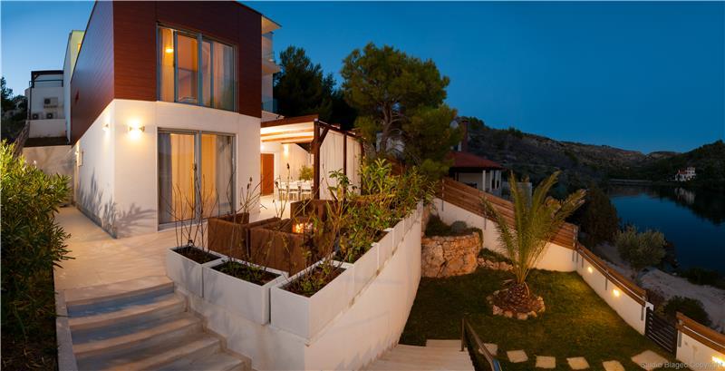 5 bedroom villa with heated infinity pool and sea views near Milna, Brac Island, sleeps 10