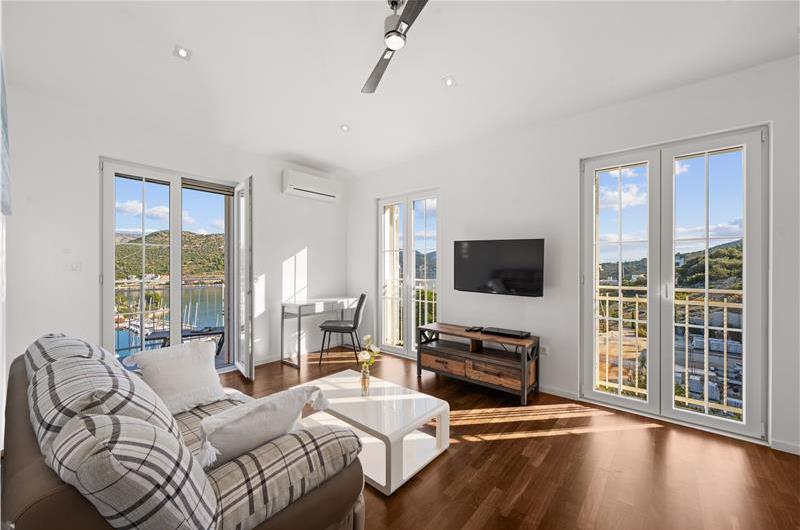 9-Bedroom Villa with Exceptionally Large Heated Pool and Sea Views near Trogir – Sleeps 18- 22