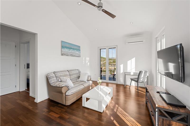 9-Bedroom Villa with Exceptionally Large Heated Pool and Sea Views near Trogir – Sleeps 18- 22