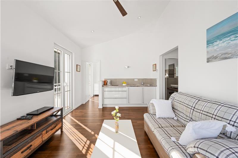 9-Bedroom Villa with Exceptionally Large Heated Pool and Sea Views near Trogir – Sleeps 18- 22