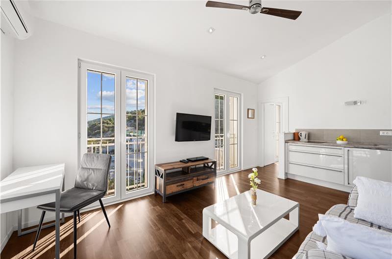 9-Bedroom Villa with Exceptionally Large Heated Pool and Sea Views near Trogir – Sleeps 18- 22