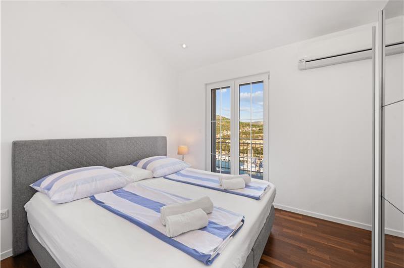 9-Bedroom Villa with Exceptionally Large Heated Pool and Sea Views near Trogir – Sleeps 18- 22