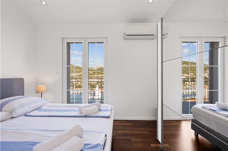 9-Bedroom Villa with Exceptionally Large Heated Pool and Sea Views near Trogir – Sleeps 18- 22