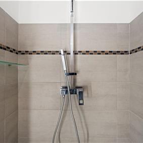 9-Bedroom Villa with Exceptionally Large Heated Pool and Sea Views near Trogir – Sleeps 18- 22