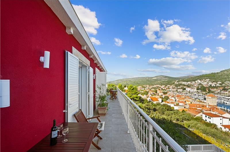 9-Bedroom Villa with Exceptionally Large Heated Pool and Sea Views near Trogir – Sleeps 18- 22