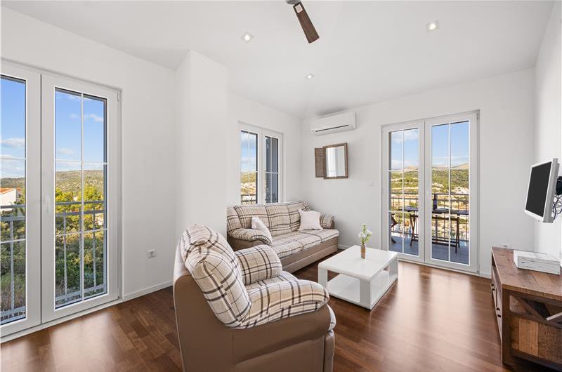 9-Bedroom Villa with Exceptionally Large Heated Pool and Sea Views near Trogir – Sleeps 18- 22