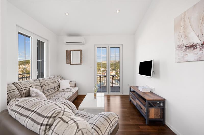 9-Bedroom Villa with Exceptionally Large Heated Pool and Sea Views near Trogir – Sleeps 18- 22