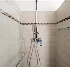 9-Bedroom Villa with Exceptionally Large Heated Pool and Sea Views near Trogir – Sleeps 18- 22