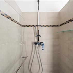 9-Bedroom Villa with Exceptionally Large Heated Pool and Sea Views near Trogir – Sleeps 18- 22