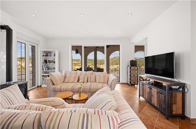 9-Bedroom Villa with Exceptionally Large Heated Pool and Sea Views near Trogir – Sleeps 18- 22