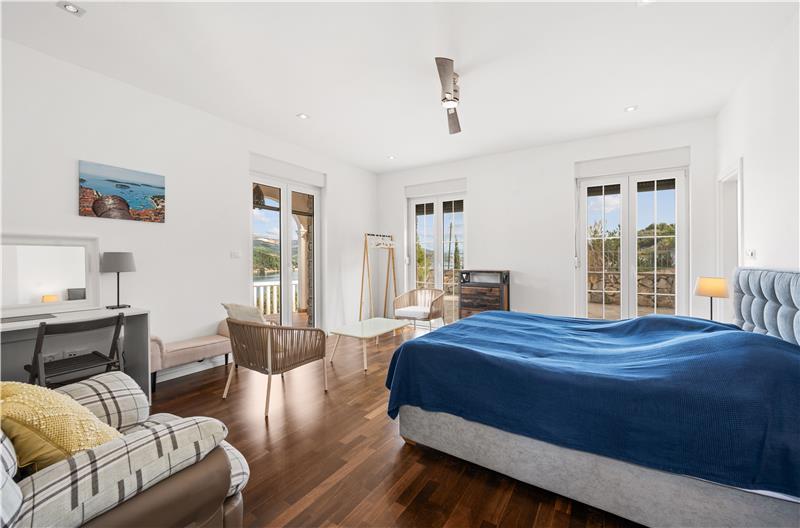 9-Bedroom Villa with Exceptionally Large Heated Pool and Sea Views near Trogir – Sleeps 18- 22