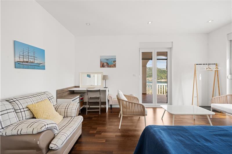 9-Bedroom Villa with Exceptionally Large Heated Pool and Sea Views near Trogir – Sleeps 18- 22