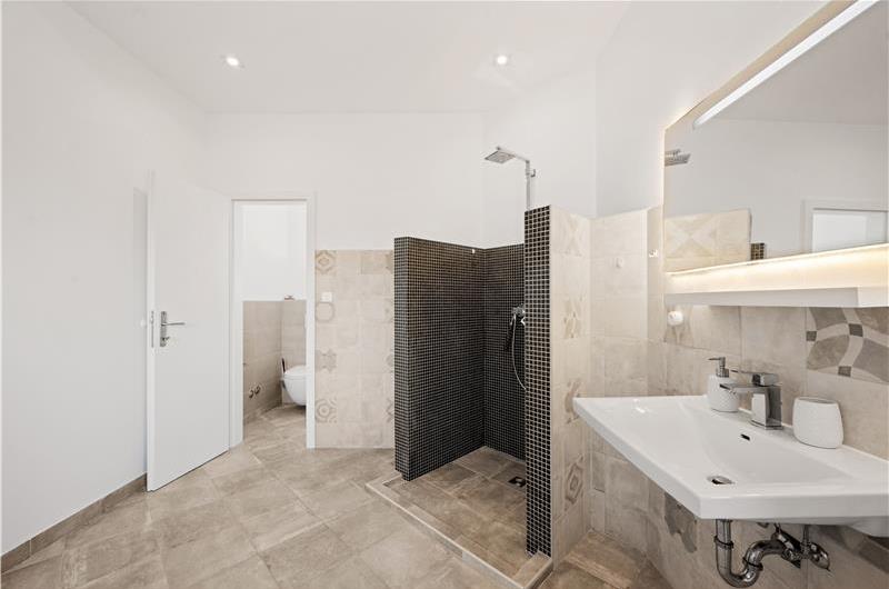 9-Bedroom Villa with Exceptionally Large Heated Pool and Sea Views near Trogir – Sleeps 18- 22