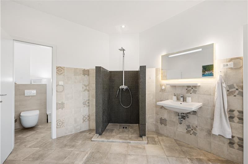 9-Bedroom Villa with Exceptionally Large Heated Pool and Sea Views near Trogir – Sleeps 18- 22