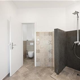 9-Bedroom Villa with Exceptionally Large Heated Pool and Sea Views near Trogir – Sleeps 18- 22