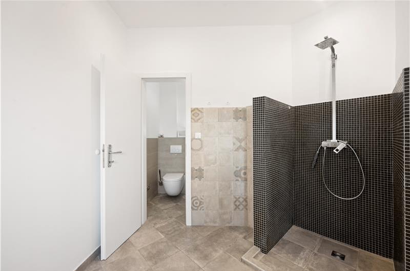 9-Bedroom Villa with Exceptionally Large Heated Pool and Sea Views near Trogir – Sleeps 18- 22