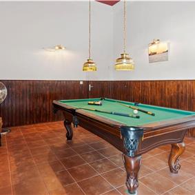 9-Bedroom Villa with Exceptionally Large Heated Pool and Sea Views near Trogir – Sleeps 18- 22