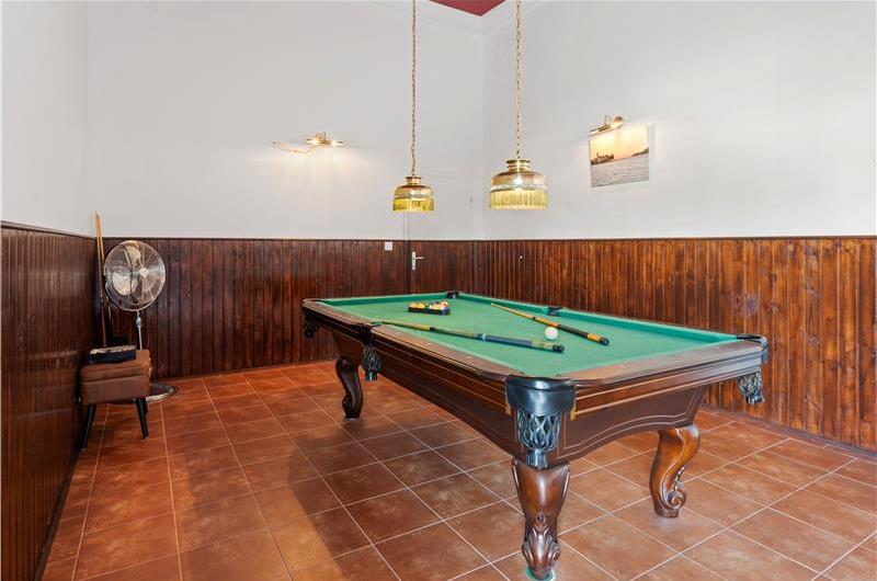 9-Bedroom Villa with Exceptionally Large Heated Pool and Sea Views near Trogir – Sleeps 18- 22