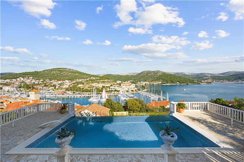 Sea-view villa in Marina, photograph 1
