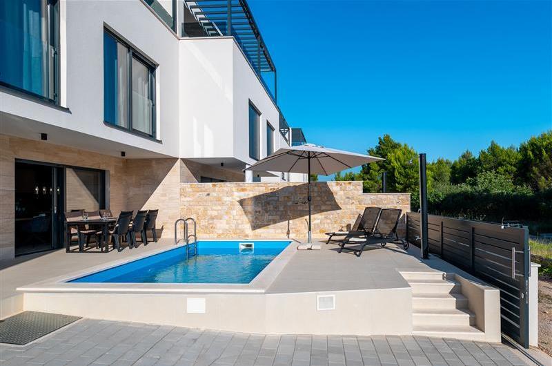 4 Bedroom Villa with Pool near Vodice town, Sibenik Riviera, sleeps 8