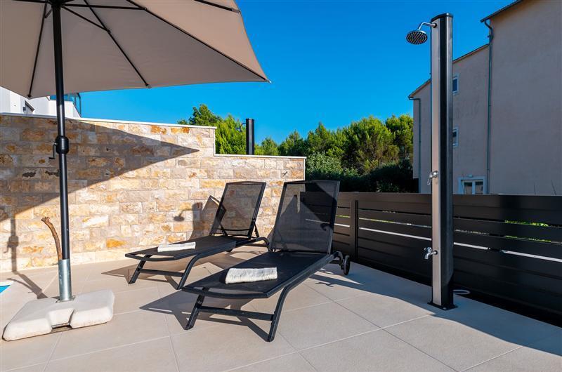 4 Bedroom Villa with Pool near Vodice town, Sibenik Riviera, sleeps 8