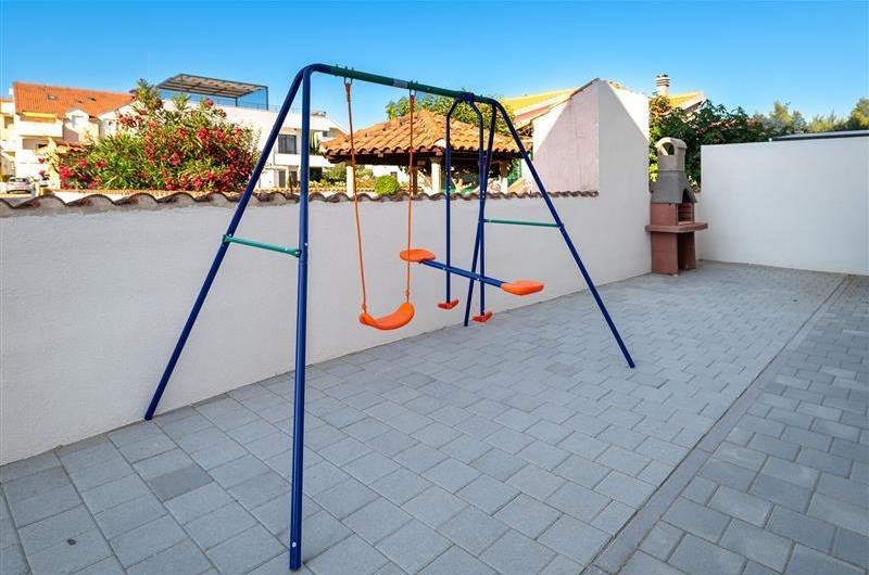 4 Bedroom Villa with Pool near Vodice town, Sibenik Riviera, sleeps 8