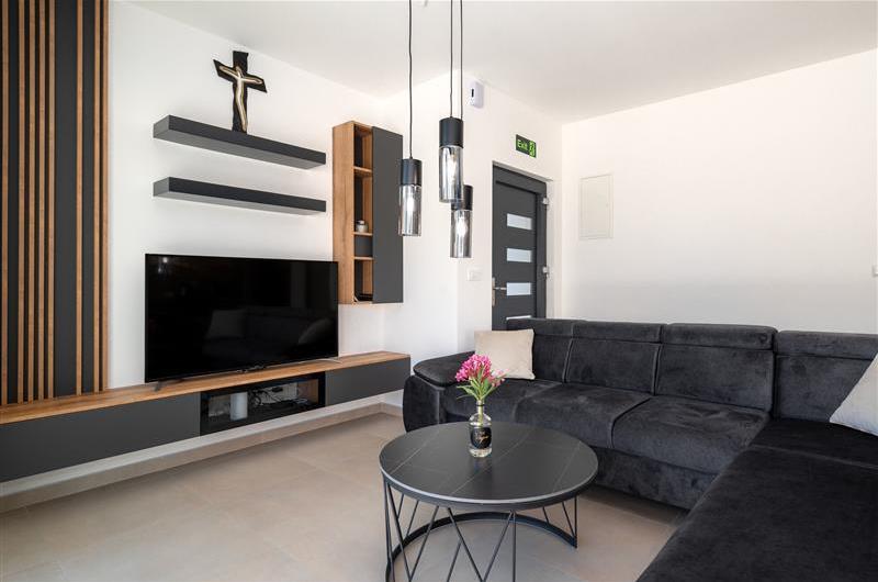 4 Bedroom Villa with Pool near Vodice town, Sibenik Riviera, sleeps 8