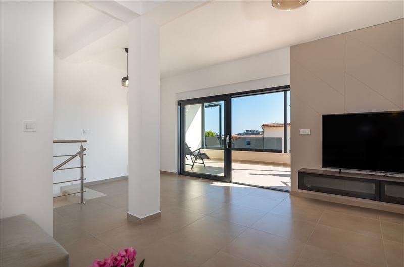 4 Bedroom Villa with Pool near Vodice town, Sibenik Riviera, sleeps 8