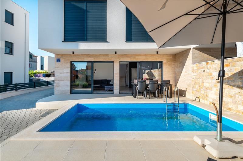4 Bedroom Villa with Pool near Vodice town, Sibenik Riviera, sleeps 8