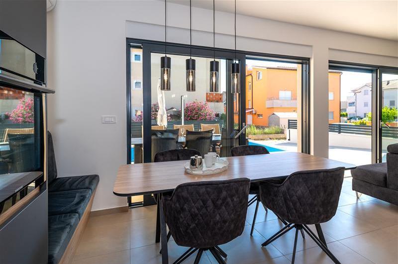 4 Bedroom Villa with Pool near Vodice town, Sibenik Riviera, sleeps 8