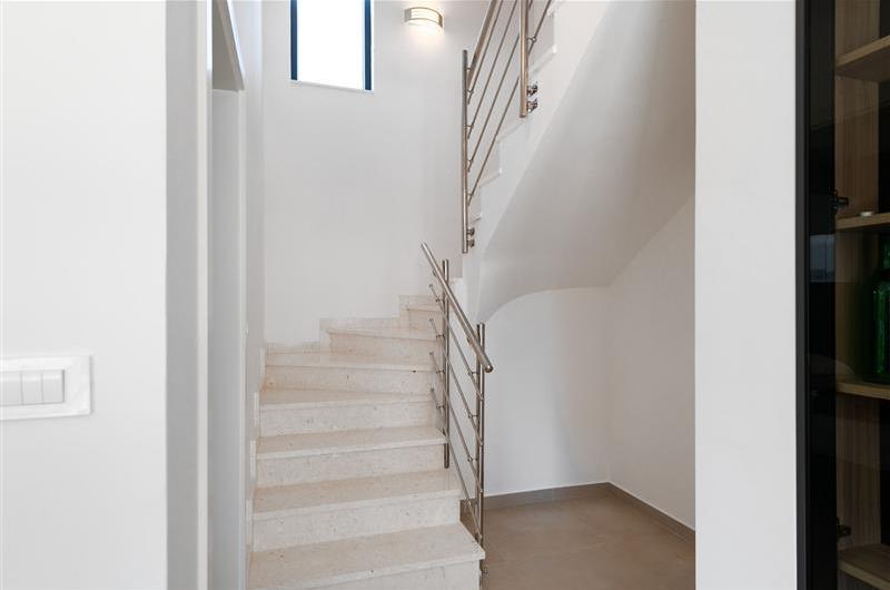 4 Bedroom Villa with Pool near Vodice town, Sibenik Riviera, sleeps 8