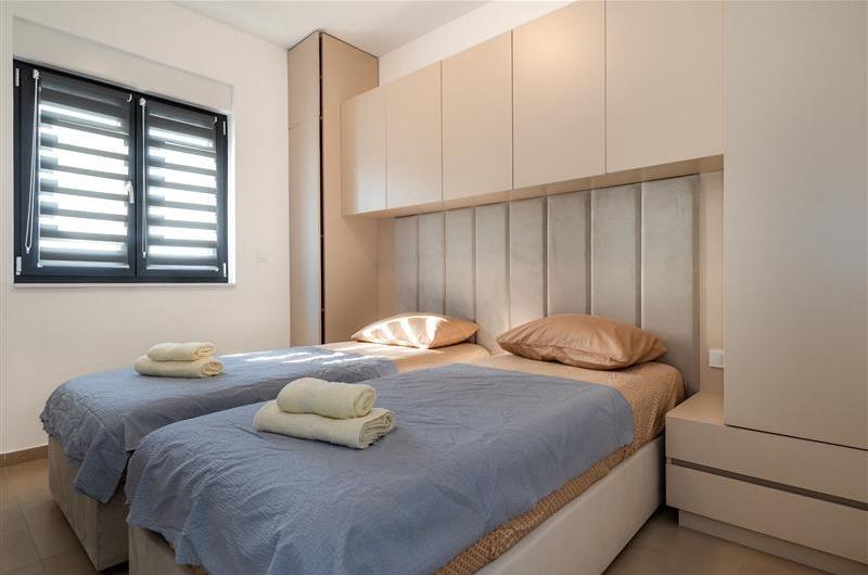 4 Bedroom Villa with Pool near Vodice town, Sibenik Riviera, sleeps 8