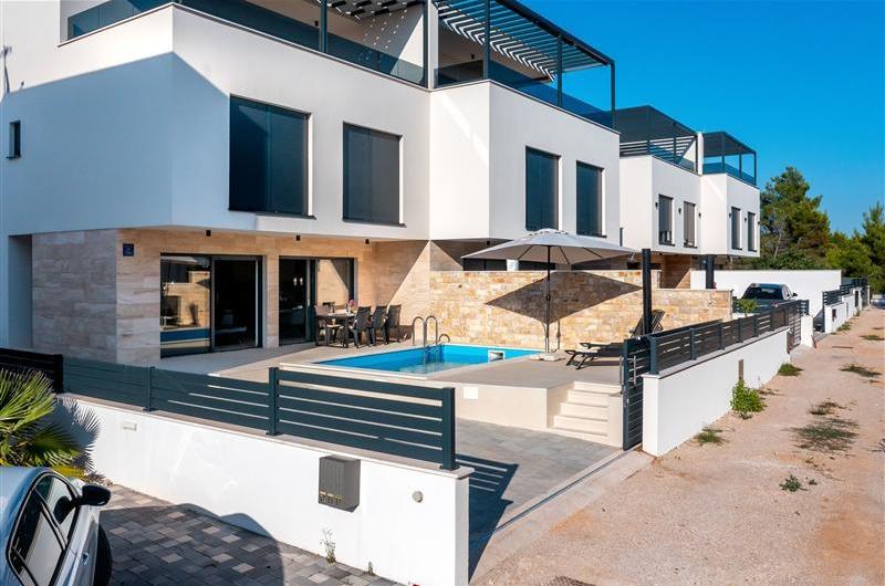 4 Bedroom Villa with Pool near Vodice town, Sibenik Riviera, sleeps 8
