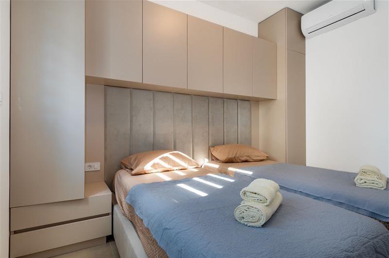 4 Bedroom Villa with Pool near Vodice town, Sibenik Riviera, sleeps 8