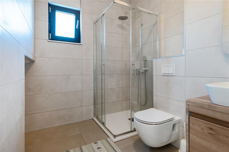 4 Bedroom Villa with Pool near Vodice town, Sibenik Riviera, sleeps 8