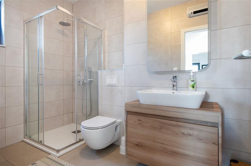 4 Bedroom Villa with Pool near Vodice town, Sibenik Riviera, sleeps 8