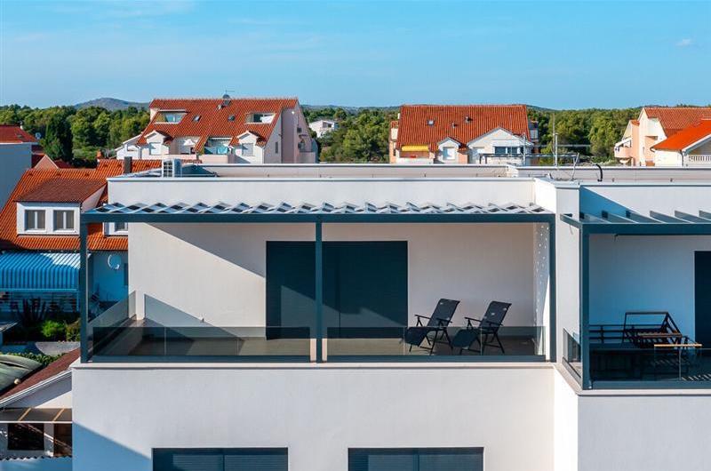 4 Bedroom Villa with Pool near Vodice town, Sibenik Riviera, sleeps 8