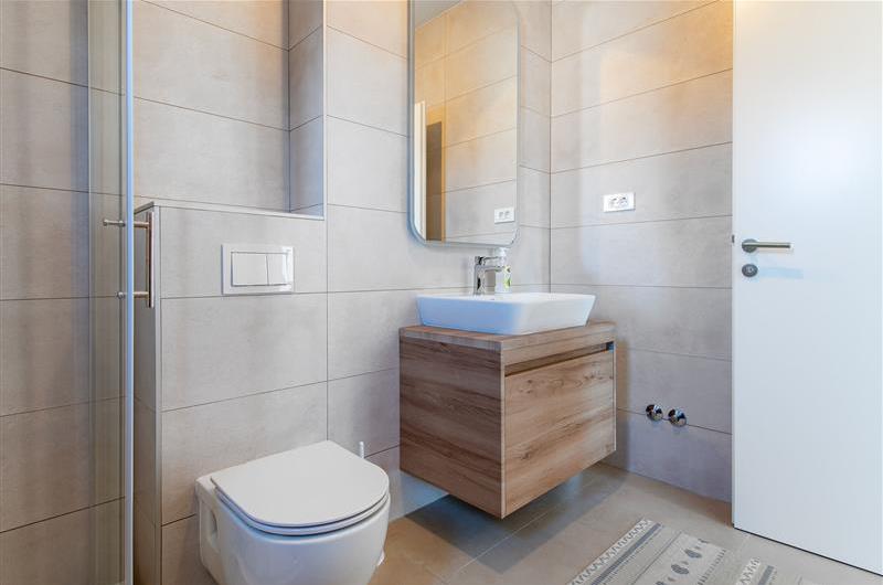 4 Bedroom Villa with Pool near Vodice town, Sibenik Riviera, sleeps 8